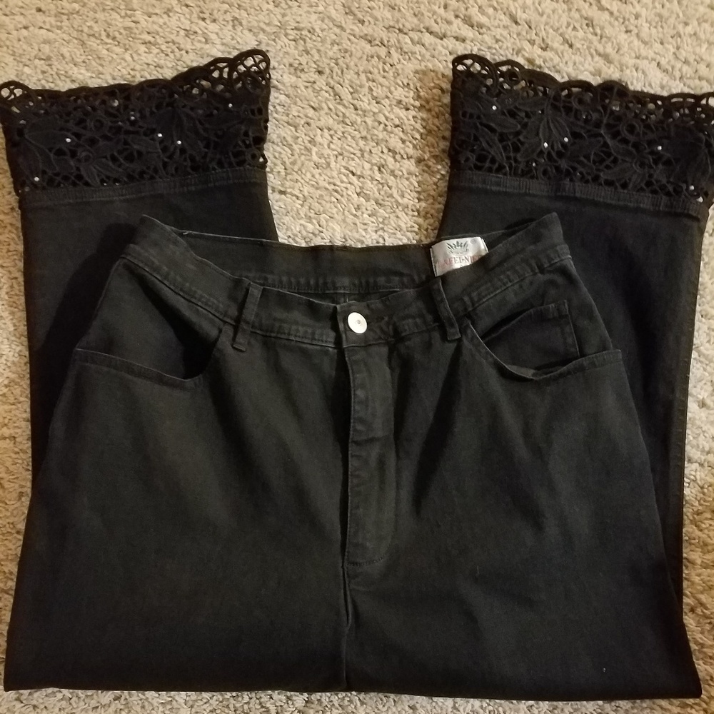 Lafei-Neir Black Jean Capris with lace